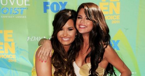 kibekult-selena-gomez-es-demi-lovato-08090642.jpg